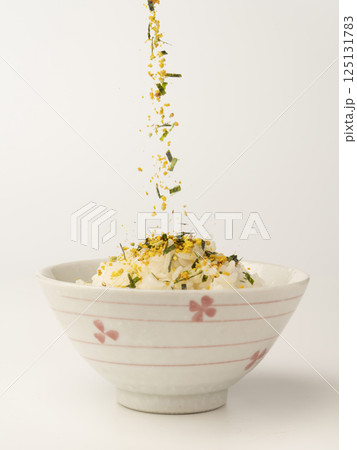 のりたまごふりかけを温かいご飯にかける 125131783