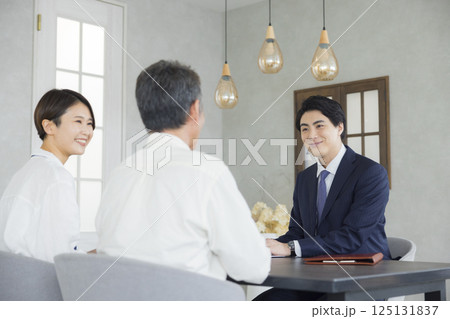 ミーティングをする営業マンとシニアと家族 125131837