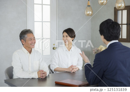 ミーティングをする営業マンとシニアと家族 125131839