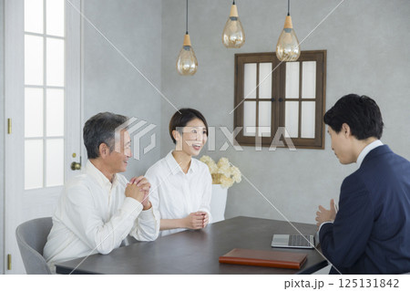 ミーティングをする営業マンとシニアと家族 125131842