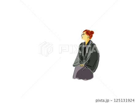腰掛ける浴衣の女性 125131924