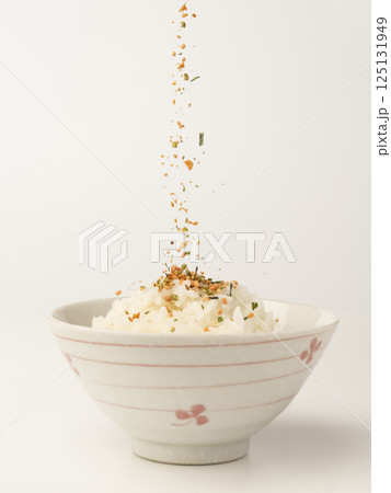 鮭と海苔のふりかけを温かいご飯にかける 125131949