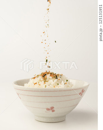 鮭と海苔のふりかけを温かいご飯にかける 鮭と海苔のふりかけを温かいご飯にかける 125131951