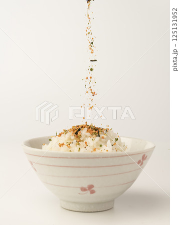 鮭と海苔のふりかけを温かいご飯にかける 125131952