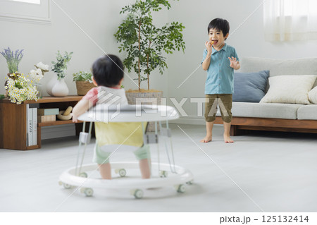 歩行器で歩く赤ちゃん　　　 125132414