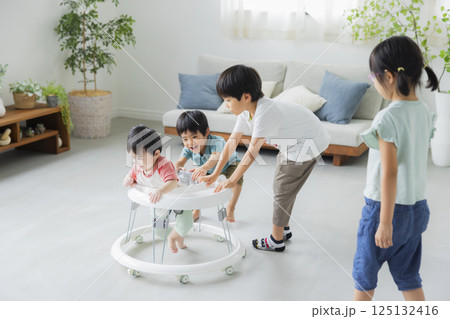 歩行器で歩く赤ちゃん　　　 125132416