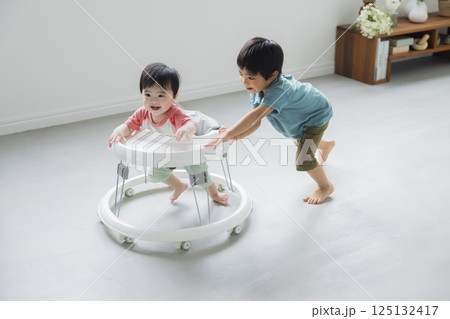 歩行器で歩く赤ちゃん　　　 125132417