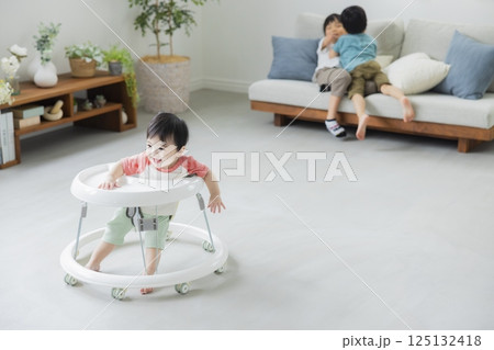歩行器で歩く赤ちゃん 歩行器で歩く赤ちゃん 125132418