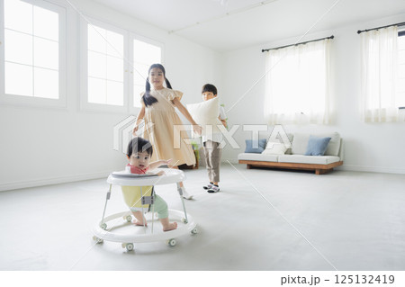 歩行器で歩く赤ちゃん　　　 125132419