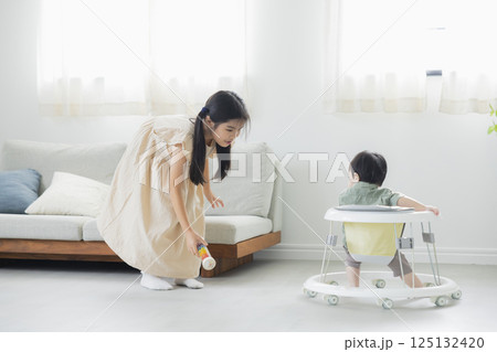 歩行器で歩く赤ちゃん　　　 125132420