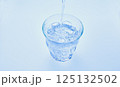 グラスに冷たい炭酸水を注ぐ 125132502