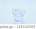 グラスに冷たい炭酸水を注ぐ 125132503