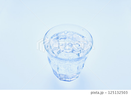 グラスに冷たい炭酸水を注ぐ 125132503