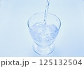 グラスに冷たい炭酸水を注ぐ 125132504