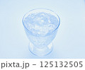 グラスに冷たい炭酸水を注ぐ 125132505