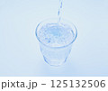 グラスに冷たい炭酸水を注ぐ 125132506