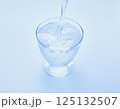 グラスに冷たい炭酸水を注ぐ 125132507