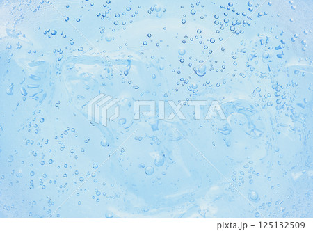 グラスにはいった冷たい炭酸水の表面のアップ 125132509