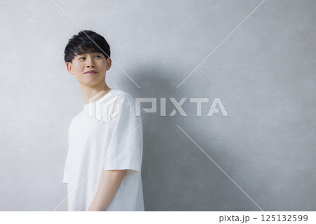 白いTシャツを着た男性 白いTシャツを着た男性 125132599