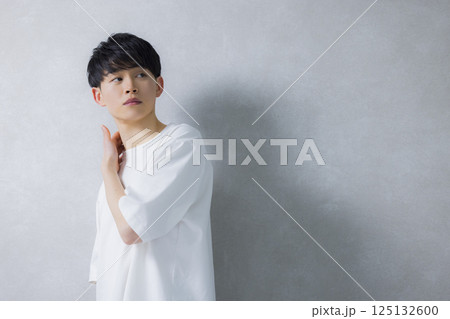白いTシャツを着た男性 白いTシャツを着た男性 125132600