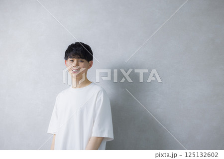 白いTシャツを着た男性 白いTシャツを着た男性 125132602