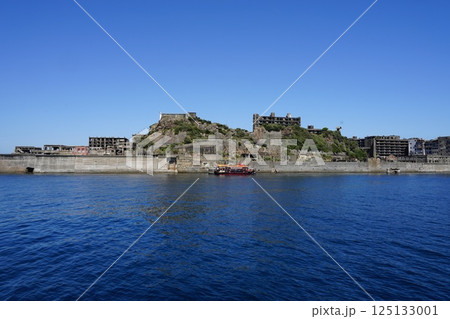 海と空の青に挟まれた軍艦島が浮かぶ風景 4月長崎46軍艦島 海と空の青に挟まれた軍艦島が浮かぶ風景 4月長崎46軍艦島 125133001