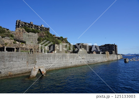 海と空の青に挟まれた軍艦島が浮かぶ風景　4月長崎48軍艦島 125133003