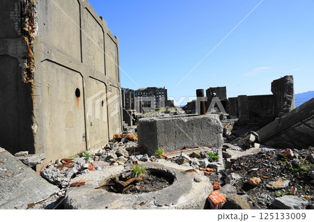 軍艦島の廃墟となったアパート 4月長崎54軍艦島 軍艦島の廃墟となったアパート 4月長崎54軍艦島 125133009