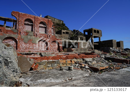 軍艦島の朽ちたコンクリートブロック 4月長崎62軍艦島 軍艦島の朽ちたコンクリートブロック 4月長崎62軍艦島 125133017