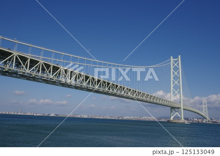 道の駅あわじから見上げる明石海峡大橋 125133049