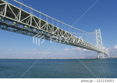 道の駅あわじから見上げる明石海峡大橋 125133053