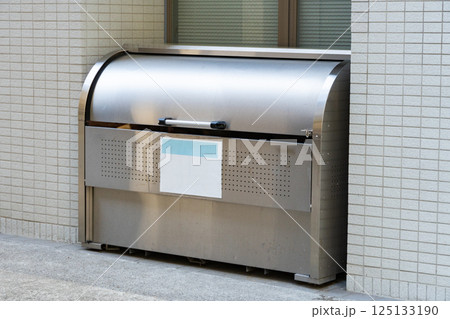 マンションの外に設置された金属製の大型ゴミ収集ボックス 125133190