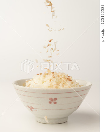 かつお節を温かいご飯にかける 125133585