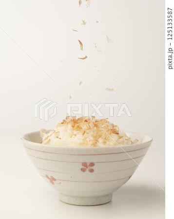 かつお節を温かいご飯にかける 125133587