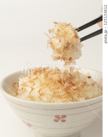 かつお節をかけた温かいご飯を箸で持ち上げる 125133612