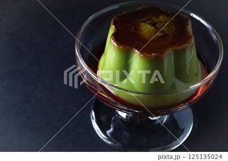 皿に盛った抹茶プリン 皿に盛った抹茶プリン 125135024