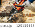 チェーンソーで材木を切断する様子 125135458