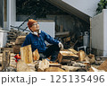 木材を切断する仕事の後休憩する男性 125135496