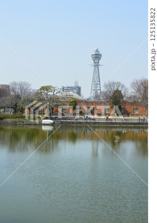 天王寺公園から眺めた「通天閣」(大阪府大阪市) 天王寺公園から眺めた「通天閣」(大阪府大阪市) 125135822
