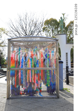 青戸平和公園　千羽鶴の献架台　東京都葛飾区 125136109