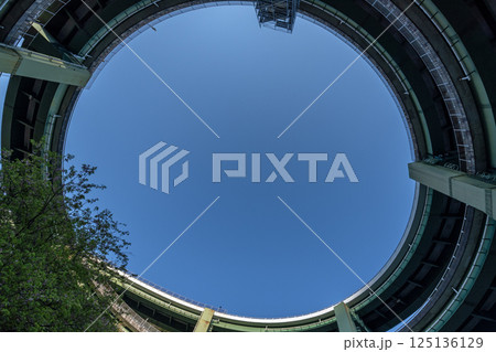 河津七滝ループ橋と青空 125136129