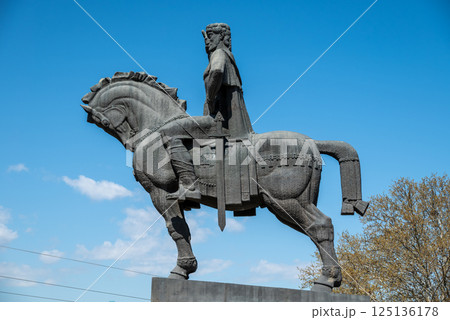 King Vakhtang Gorgasali monument on a cliff above Mtkvari river in Tbilisi, Georgia 125136178