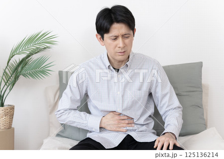 お腹が痛い男性　腹痛　胃腸炎　下痢　便秘 125136214