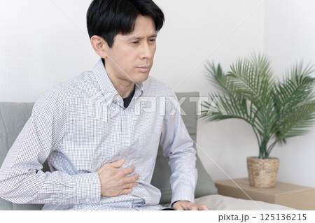 お腹が痛い男性 腹痛 胃腸炎 下痢 便秘 お腹が痛い男性 腹痛 胃腸炎 下痢 便秘 125136215
