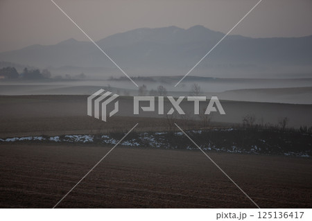 朝霧の大地 125136417