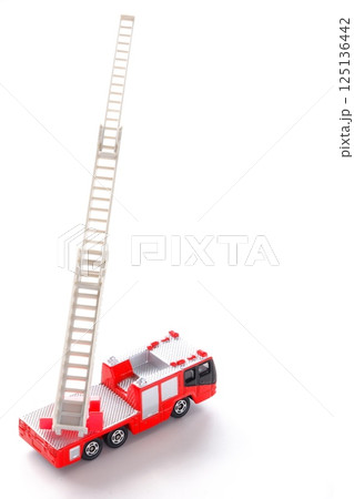 出動する消防車(はしご車) 出動する消防車(はしご車) 125136442