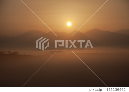 十勝岳連峰の夜明け 125136462