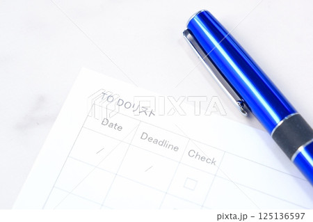 やるべきこと、日付、締切日を記入するTO DOリストでチェックする 125136597