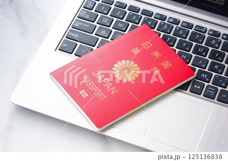 日本のパスポート（一般旅券10年用赤色）を用意して、海外旅行を計画しているイメージ 125136838