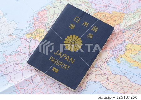 日本のパスポート（一般旅券5年用紺色）を用意して、海外旅行を計画しているイメージ 125137250